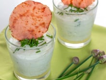 Verrine de mousse de concombre au Chavroux et chips de bacon