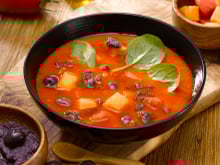 Gaspacho tomate, coulis d'olives violette & cubes de saison