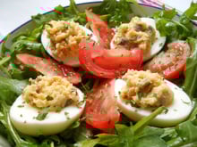 Œufs mimosa aux anchois sur leur nid de roquette