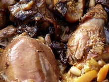 Poulet acidulé à l' orange, aux pruneaux  et pignons