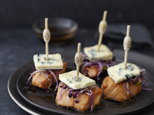 Bouchées de saumon confit au soja, Bresse Bleu et pousse de radis