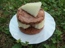 Les poires en millefeuille de macaron chocolaté