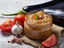 "Une recette simple comme bonjour et qui sent bon le soleil " : Julie Andrieu partage sa recette de confit d'aubergine pour sublimer les pâtes !