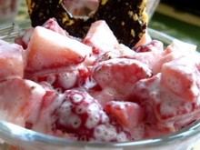 Verrine de fraises accompagnée d'un chips de pomme