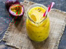 Parfait pour se rafraîchir : testez ce délicieux smoothie ananas, orange, passion signé Julie Andrieu !