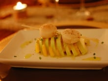 Mille-feuilles de Saint-Jacques sur lit d'avocat et mangue