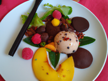 Salade de fruits exotiques, raviole chocolat, sorbet litchi