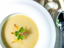Soupe de topinambours et poireaux parfumée au cerfeuil