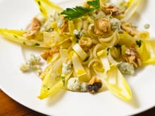 Salade sucrée-salée au roquefort et sa vinaigrette au miel