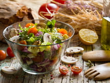 Salade composée : faut-il directement préparer la sauce dans le fond du saladier ?