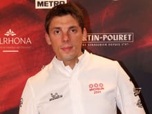 “J’aurais pu doubler les prix, mais il faut rester humble” : distingué directement par 3 étoiles Michelin, le chef Fabien Ferré raconte ce que cette consécration a changé