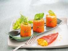Rouleau de saumon fumé à la chair de crabe et piquillos farçis au maïs