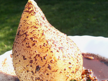 Poire fondante sur sablé de spéculoos et sa sauce au chocolat roquefort