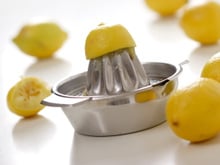 Le “citron compresse” : l’astuce du chef Denny Imbroisi pour presser directement  le jus d’un citron sans pépins dans l’assiette !