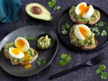 Tartines au guacamole et œuf mollet