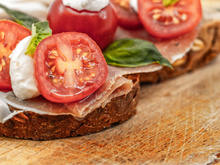 Tartine de jambon cru sur lit de tomates et mozzarella