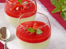 Panna cotta au chocolat blanc, basilic & fraises