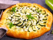 Une diététicienne partage sa recette de tarte tatin de courgette au miel et au chèvre, à tester d’urgence !