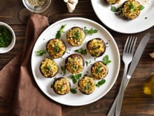 "Pour un apéro, une entrée ou même un accompagnement !" : Luana Belmondo partage sa recette de champignons farcis !