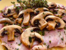 Escalopes de dinde aux champignons, jambon de bayonne et thym frais