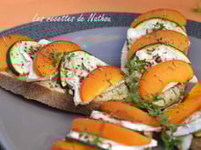 Crostinis aux abricots, courgette et fromage de chèvre