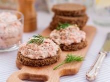 Une recette de dernière minute délicieuse pour l’apéritif ou l’entrée de Noël : voici comment faire une bonne rillette de saumon !
