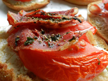 Tartines chèvre pancetta tomate