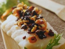 Dos de cabillaud et son crumble de noisettes et d'olives