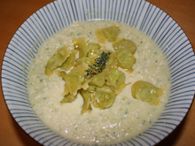 Soupe légère de courgettes, ravioles dorées et copeaux de parmesan