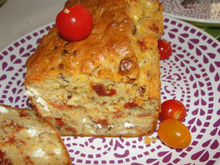 Cake tomate séchées, feta, noisettes