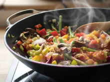 Wok ou vapeur : quel mode de cuisson est réellement le plus sain ? Cette diététicienne tranche