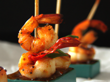 Mini-brochettes de crevettes au piment