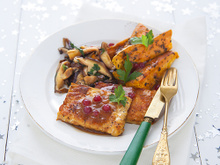 Tranches de tempeh, champignons & sauce gravy aux airelles