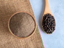 Moulu ou en grains, le poivre a-t-il une date de péremption ?