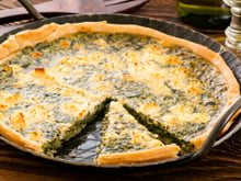 Cette diététicienne partage sa recette de quiche saine et savoureuse, parfaite avec une salade