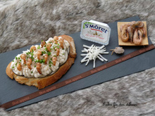 Tartine fromagère au St Môret aux crevettes grises et radis noir