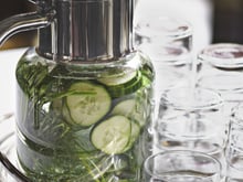 Eau filtrée de concombre et aneth