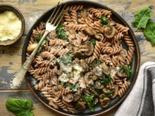 Pâtes complètes aux champignons et pousses d'épinards
