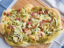 Pizza pesto jambon et oignons