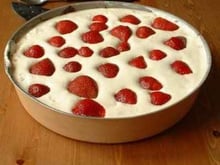 Crème mousseuse aux fraises sur lit breton croustillant au chocolat