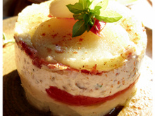 Millefeuille de pommes de terre, tomates confites, crème d'ail et crème de sardine
