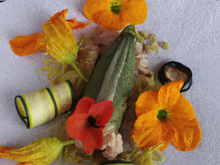 Loup en papillote au corail d'oursin et courgettes fleurs