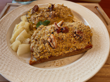 Croque au poulet assaisonné de noix de muscade et curry