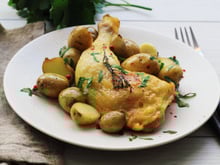 Cuisses de poulet et pommes de terre grenaille