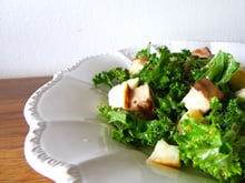 Salade de kale, petits pois, tofu fumé et halloumi