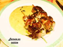 Brochettes de sot l'y laisse caramélisés et polenta aux olives