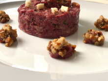 Tartare de canard aux noisettes et pruneaux infusés au thé rouge