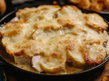 Gratin de pommes de terre, oignons, blanc de poulet et raclette