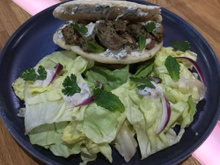 Kebab maison et sauce épicée à la menthe