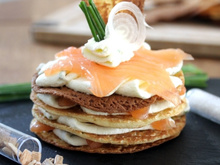Mille-feuilles de crêpes au saumon